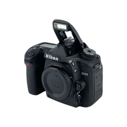 Nikon D7500 Digitale Spiegelreflexkamera Objektiv AF-S DX Nikkor 18-140 mm f/3.5-5.6G 20.9MP | Retourware
